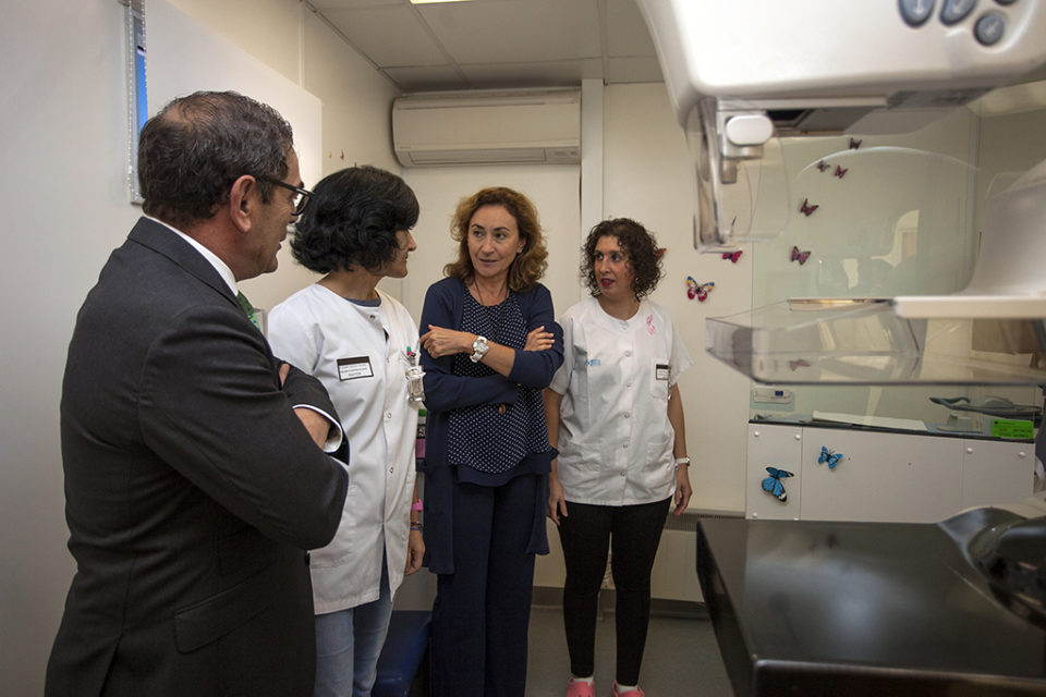 La consejera de Salud habla con los profesionales que trabajan en la unidad móvil de detección precoz. / NR