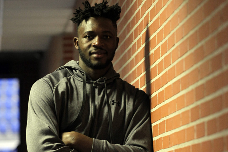 El camerunés Adala Moto, antes de intervenir en la rueda de prensa previa al desplazamiento a Cáceres. / Ingrid