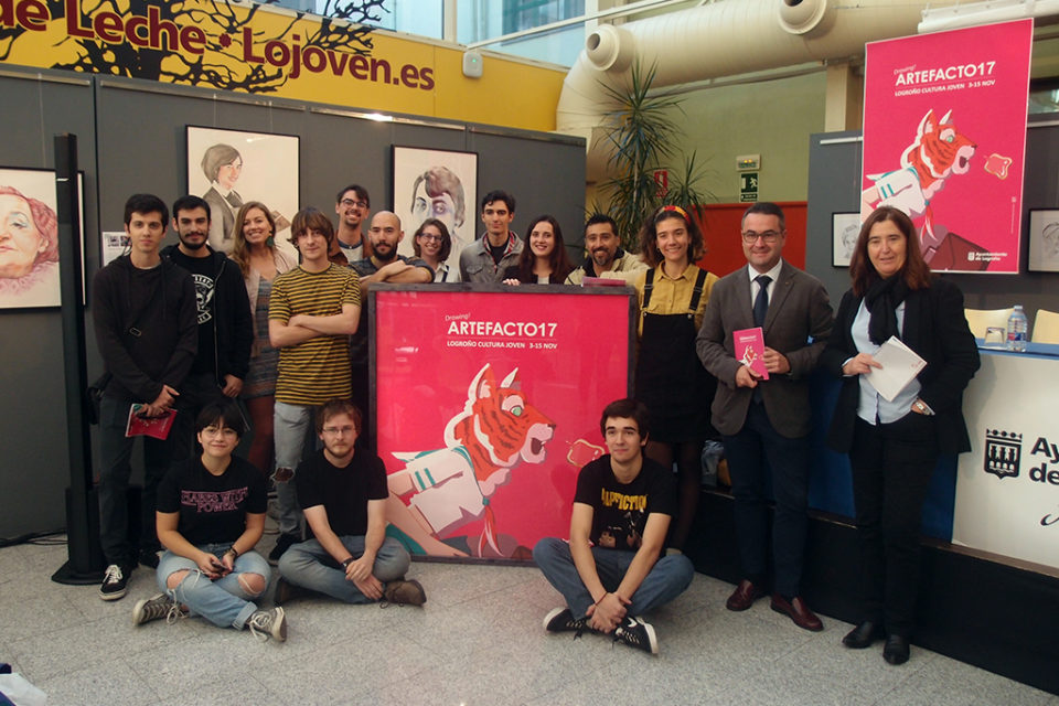 El concejal Javier Merino (segundo por la derecha) ha presentado con jóvenes artistas el festival. / NR