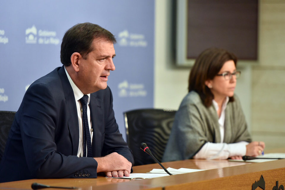 El consejero de Agricultura, en la rueda de prensa que ha ofrecido este viernes. / NR