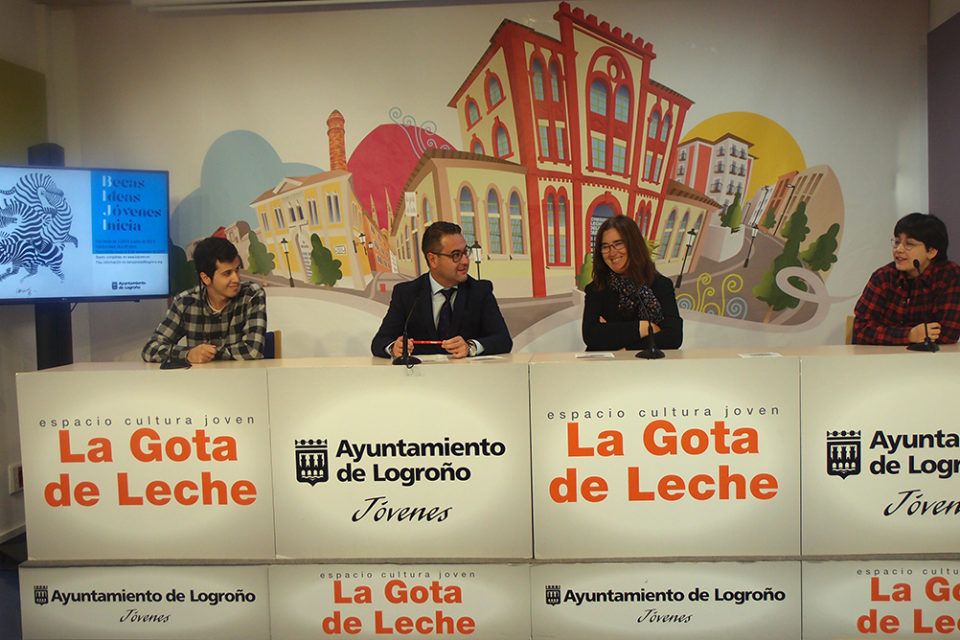 Merino presenta las becas en rueda de prensa junto a Piedad Valverde y dos jóvenes artistas locales. / NR