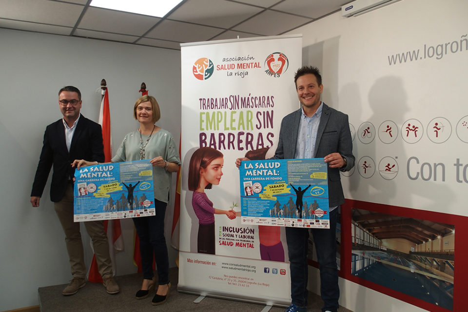 Los concejales Javier Merino y Paloma Corres, junto a Ernesto Ortiz, responsable de ARFES. / NR