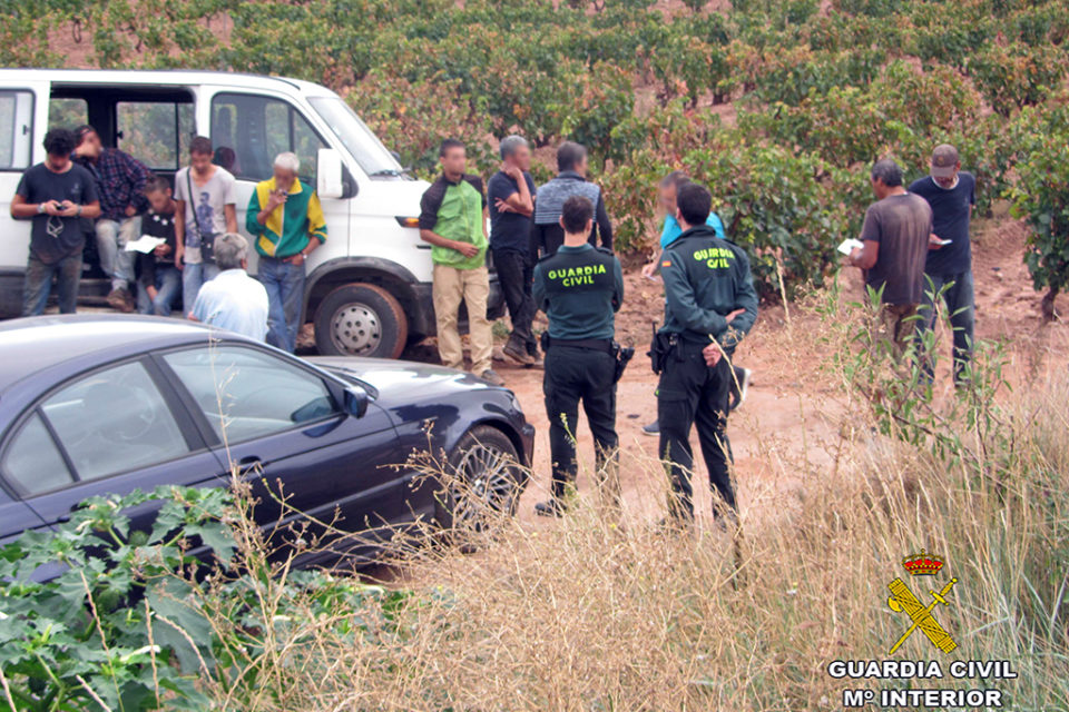 Agentes de la Guardia Civil, en el momento de la detención. / Guardia Civil