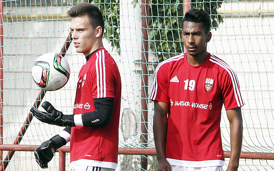 Fermín Sobrón con Jordan, que le marcó hace dos jornadas. / Ingrid