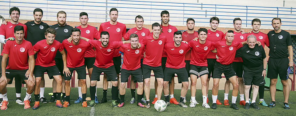 Jugadores de la SDLque completaron el primer entrenamiento de la temporada. Los blanquirrojos suman nueve victorias consecutivas. / Clara Larrea