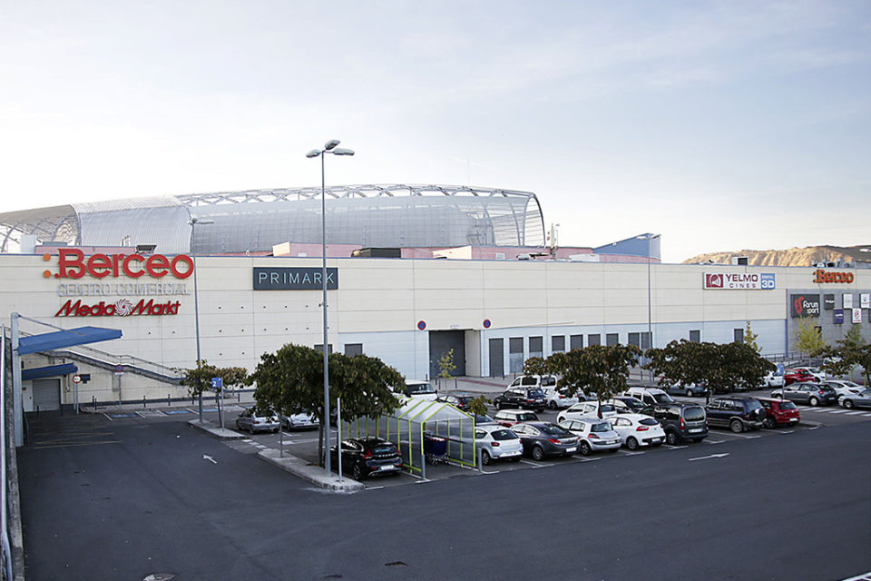 Exterior del centro comercial Berceo que comprende el complejo que se levanta en la zona salvo Carrefour y la gasolinera. / Clara Larrea