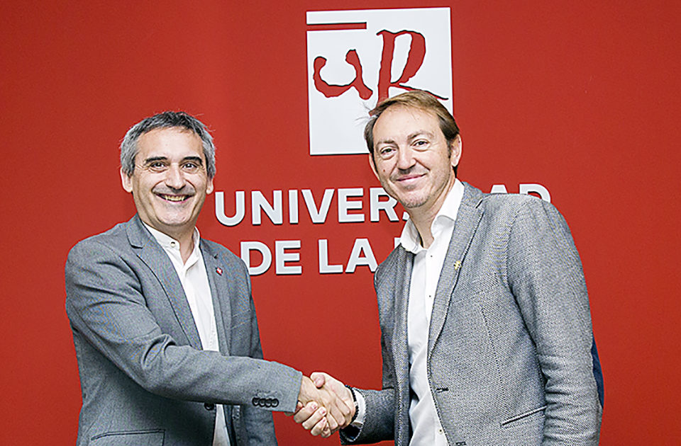 El rector (izquierda) sella el acuerdo con Santiago Vivanco. / NR