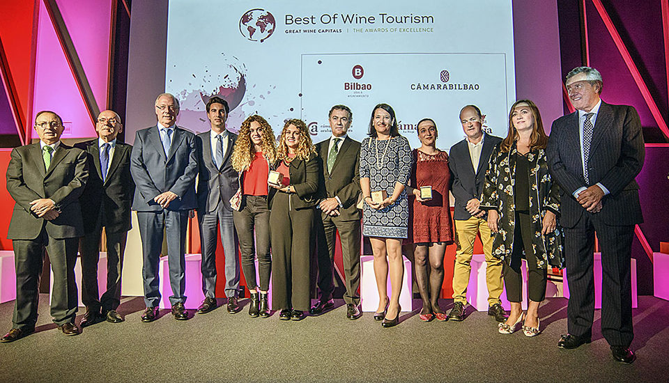 Los ganadores de los Best Off Bilbao-Rioja, con responsables de las entidades organizadoras de los premios en Bilbao. / NR