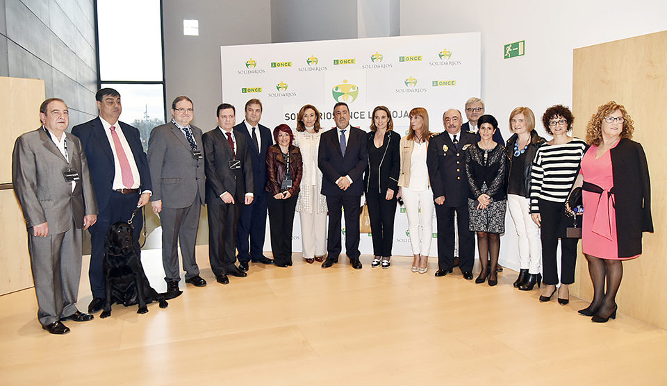 Autoridades, responsables de la ONCE y premiados posan antes del acto de entrega de galardones celebrado en Riojaforum. / NR