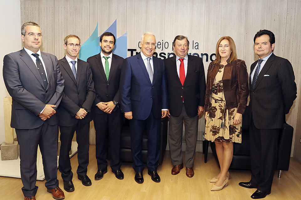 Ceniceros (centro), con Begoña Martínez y Giorgio Cerina (izda.), con miembros del Consejo para la Transparencia de Chile. / NR