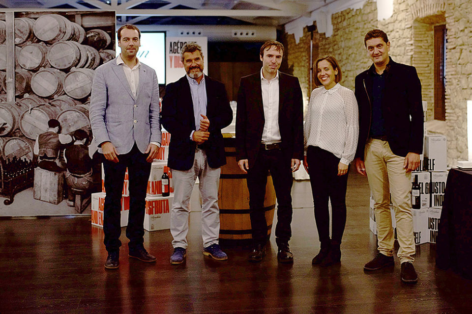 Borja Eguizábal (en el centro), con Borja Martínez, Eduardo Urrestarazu, Elena Pilo y Rubén Provedo. / NR