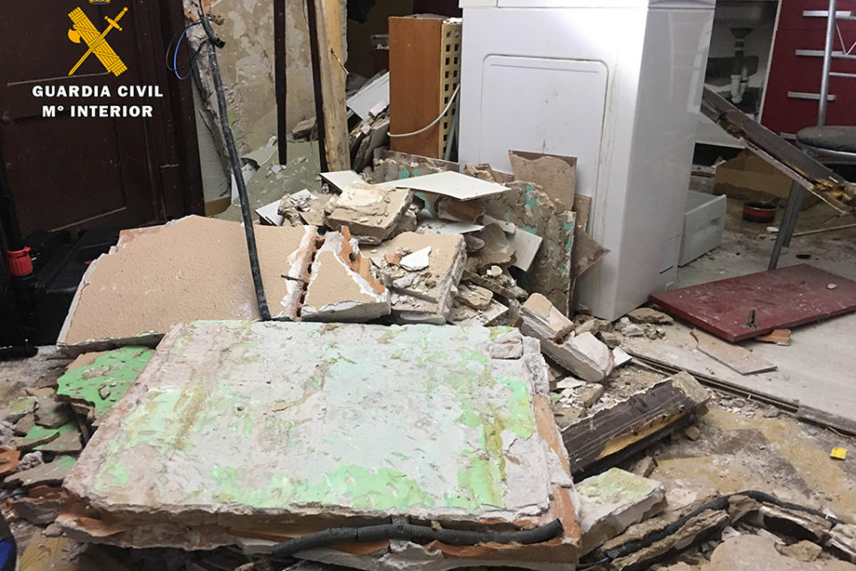 Destrozos provocados por la explosión en el interior de la vivienda. / Guardia Civil
