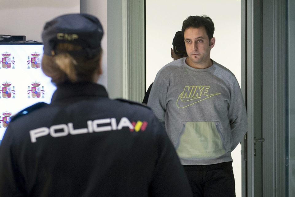 El acusado entra en la sala de vistas, en el juicio celebrado este martes. / EFE