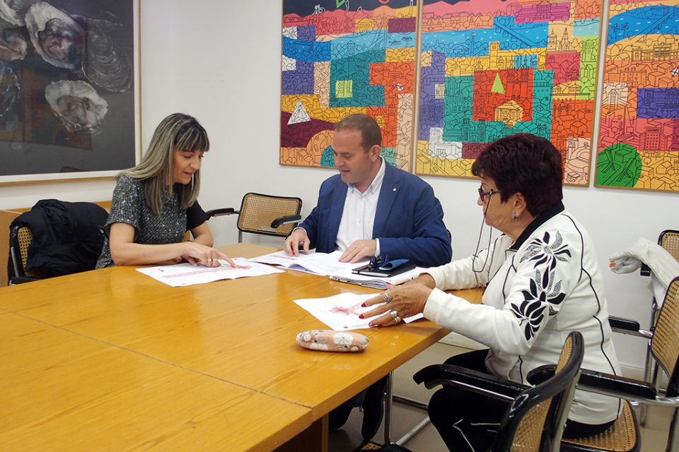 El concejal Francisco Iglesias analiza el proyecto con representantes vecinales. /NR