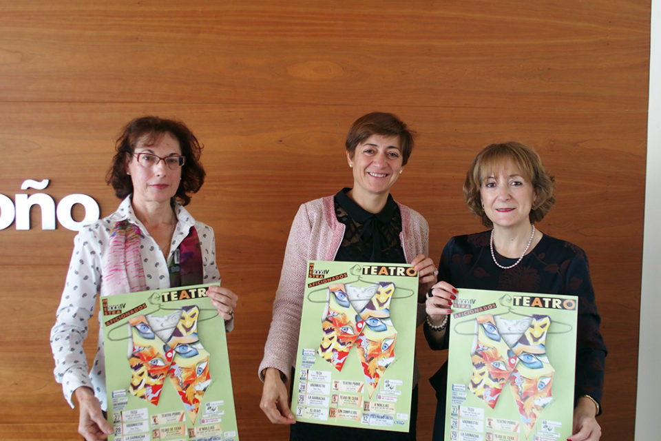 La concejala de Cultura, en el centro de la imagen, ha presentado la muestra de teatro este lunes. / NR