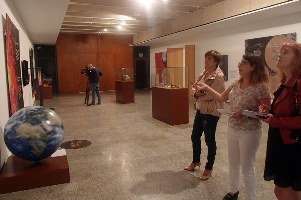 La concejala de Cultura, junto a la directora de la Casa de las Ciencias, visita la exposición. / NR