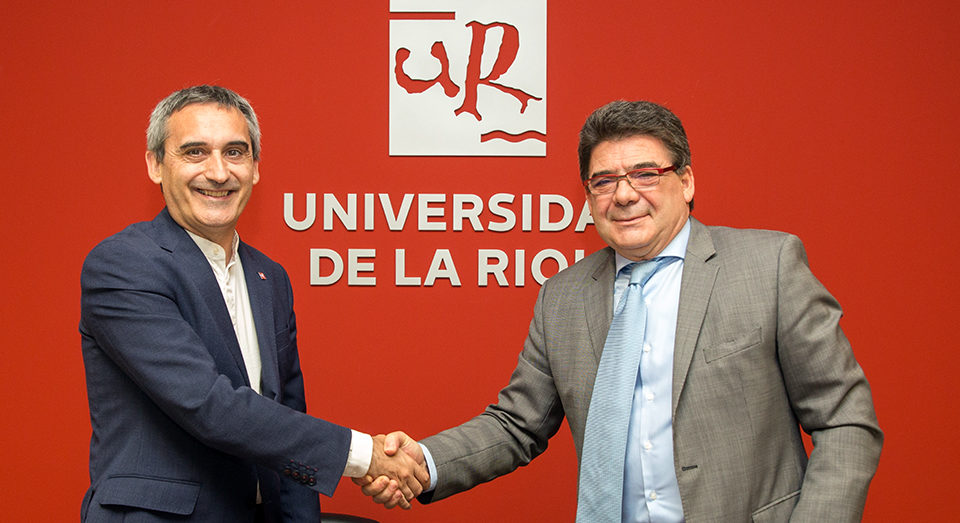 El rector de la UR y el gerente de Terabyte sellan el acuerdo tras rubricar el convenio. / NR