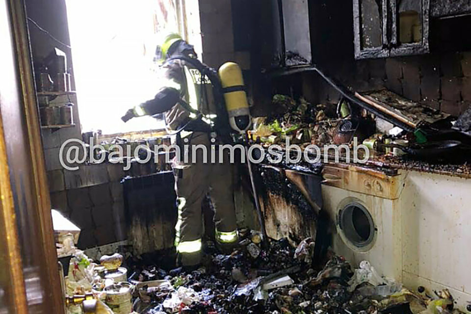 Un bombero, en la cocina repleta de enseres y envases quemados. /BOMBEROS DE LOGROÑO