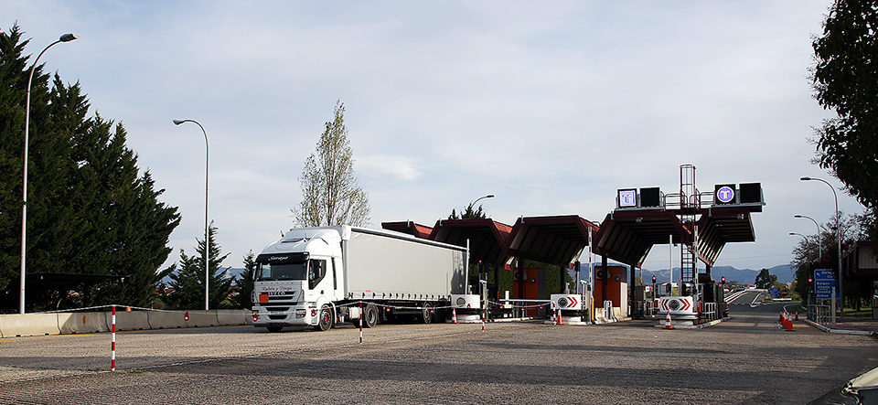 Un camión sale de la autopista en el peaje de Logroño. / Clara Larrea