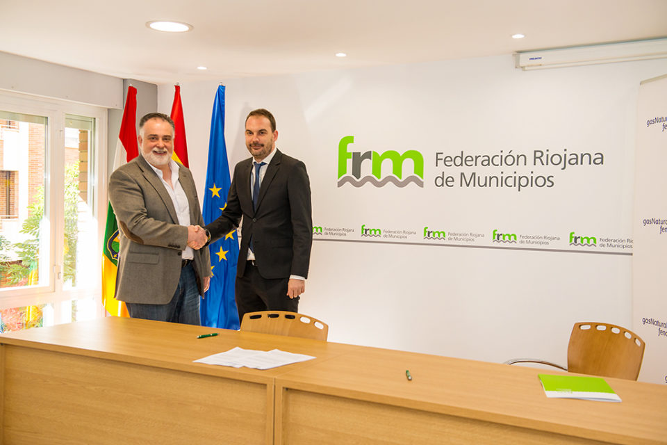 Miguel Ángel Giráldez y Roberto Varona sellan el acuerdo. /NR