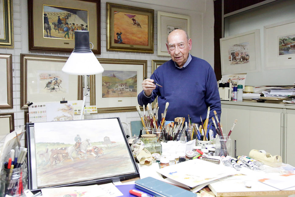 Pepe Herráiz, rodeado de cuadros y dibujos en su estudio. / Clara Larrea