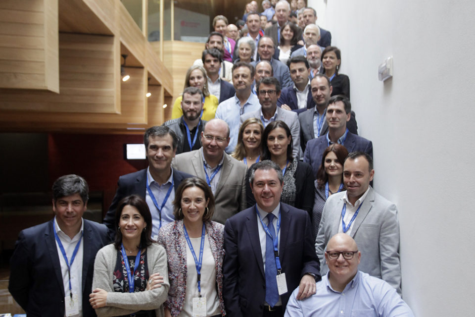 La alcaldesa, junto al alcalde de Sevilla, con todos participantes en la asamblea que se ha celebrado en el Espacio Lagares de Logroño. / Ingrid