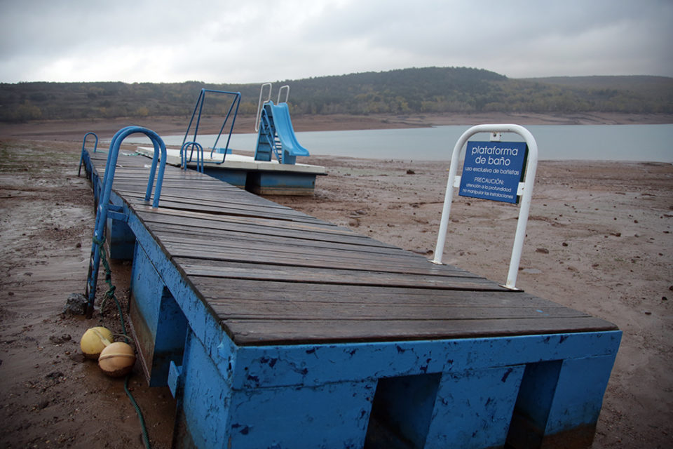 Las plataformas de baño de El Rasillo, varadas en el lecho del pantano, afectado por la sequía. /Clara Larrea