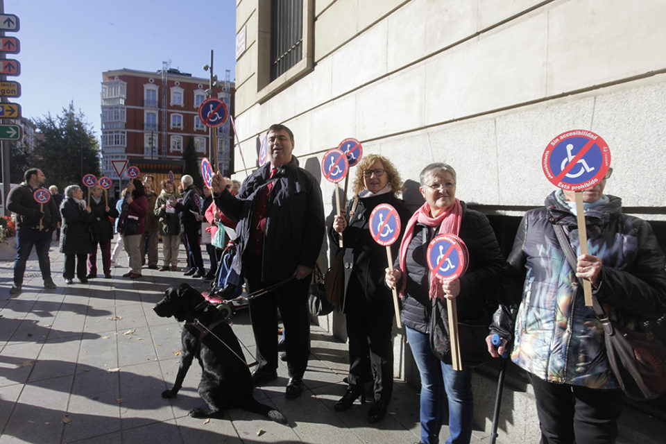 Un grupo de ciudadanos reclaman frente a la Consejería de Salud la eliminación de barreras. / Ingrid