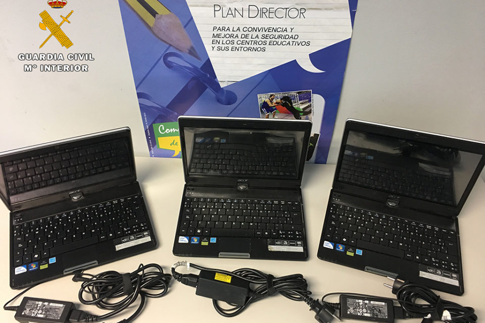 Ordenadores recuperados por la Guardia Civil. / Guardia Civil
