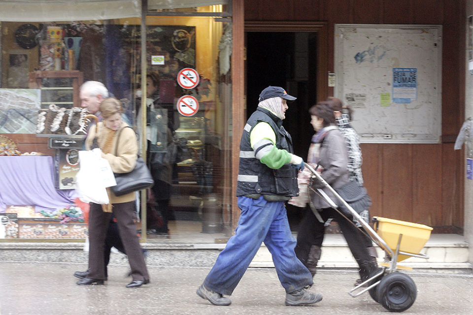 Un trabajador esparce sal por una calle de Logroño. / Ingrid