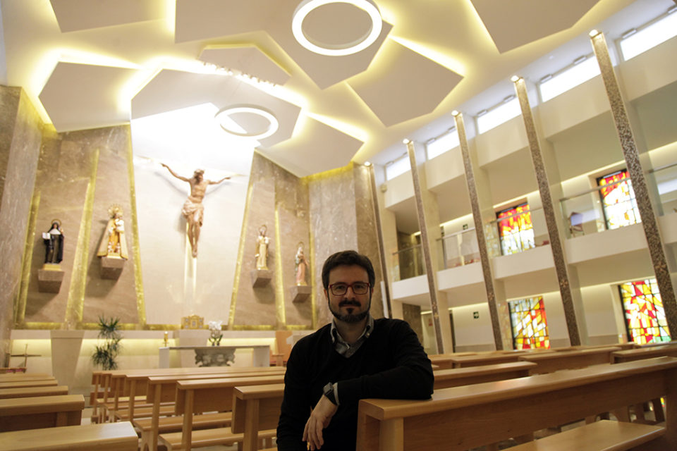 David Pérez Alonso, en el interior de la capilla de la residencia Santa Teresa Jornet. / Ingrid