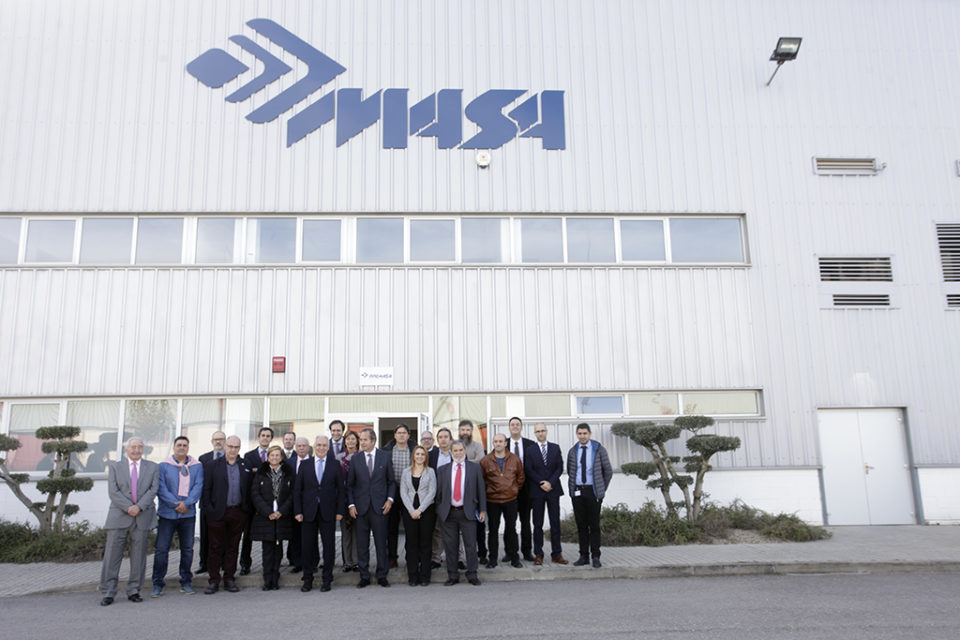 Directivos de la empresa MASA, autoridades y responsables de la asociación Space, frente a las instalaciones de la empresa. / Ingrid