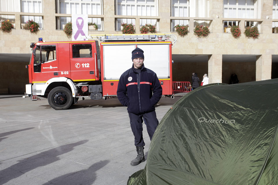 Un bombero ha acampado en el Ayuntamiento de Logroño para protestar contra las horas extra. / Ingrid
