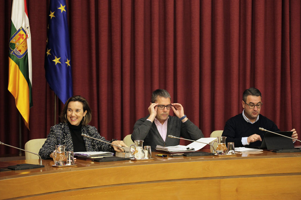 La alcaldesa, antes de iniciarse el pleno, junto a Pedro Sáez Rojo y Javier Merino. / Ingrid
