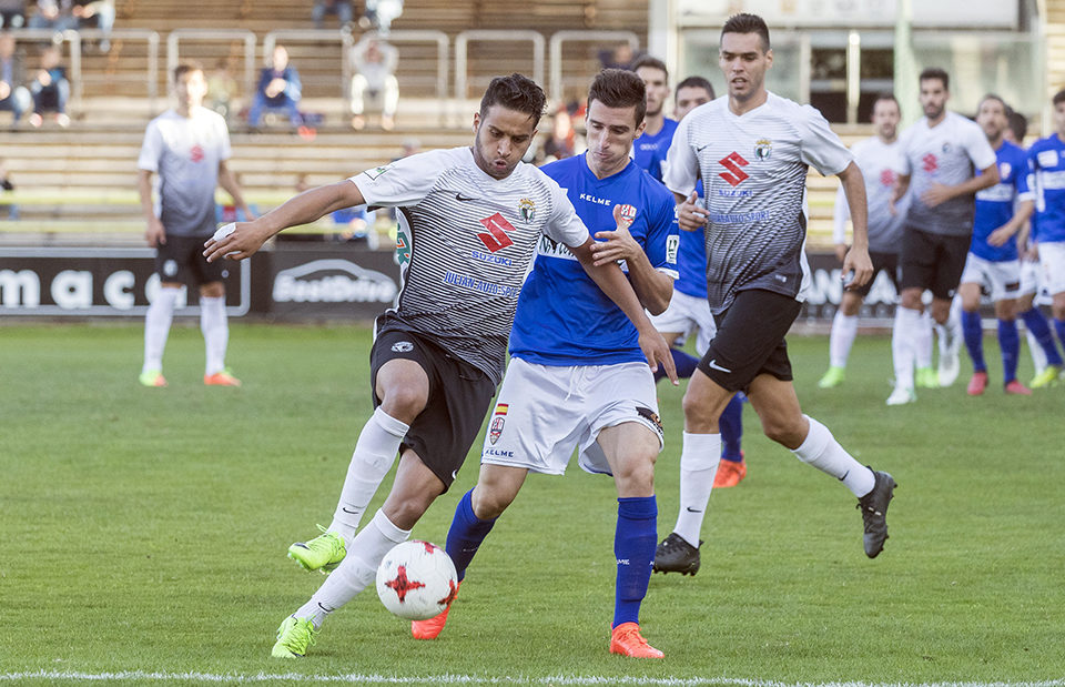 Ante el Burgos llegó la primera derrota. En la imagen, Jaime Paredes, un fijo en el lateral ,no jugará en Gernika por sanción. / Diario de Burgos