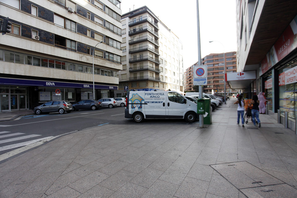 El punto de recarga para el coche eléctrico se va a instalar en avenida de La Rioja. / Clara Larrea