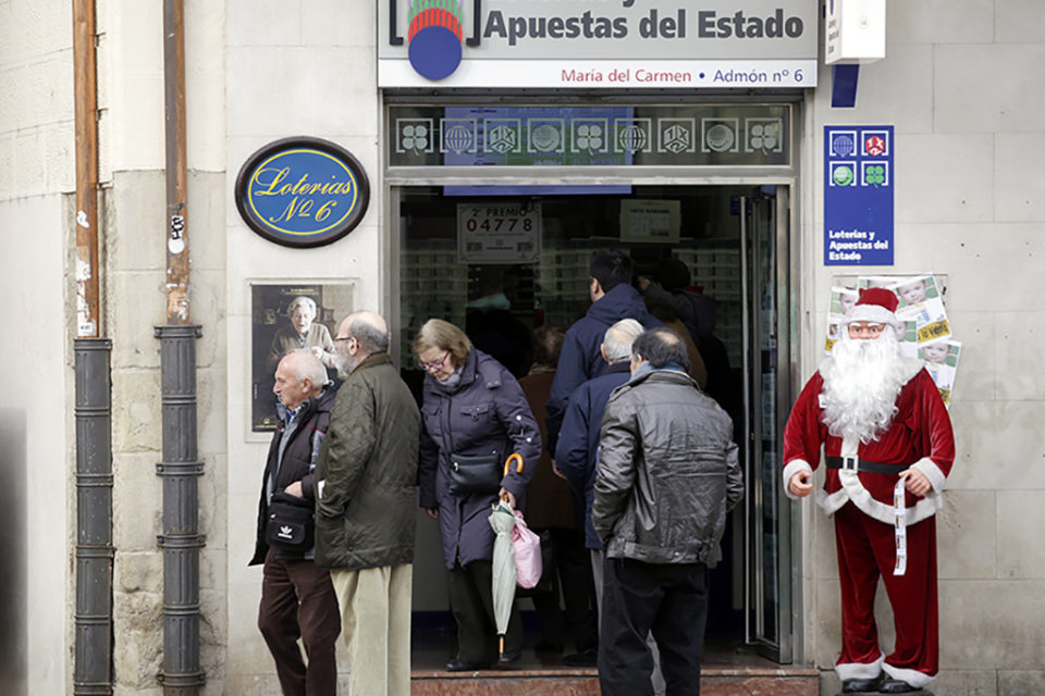 Varios ciudadanos aguardan para comprar lotería en una céntrica administración de Logroño. / Ingrid