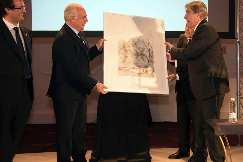 El presidente del Gobierno entrega el galardón al economista premiado, Fernando Gómez-Bezares. / NR