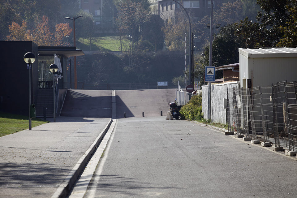 La calle que da acceso al embarcadero y al camping se va a ampliar el próximo año. / Ingrid