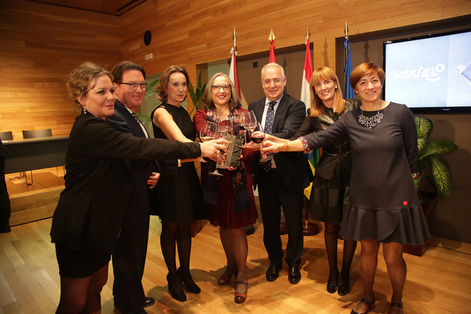 La escritora, en el centro de la imagen, junto a la alcaldesa y el presidente del Gobierno en el Espacio Lagares. / Clara Larrea