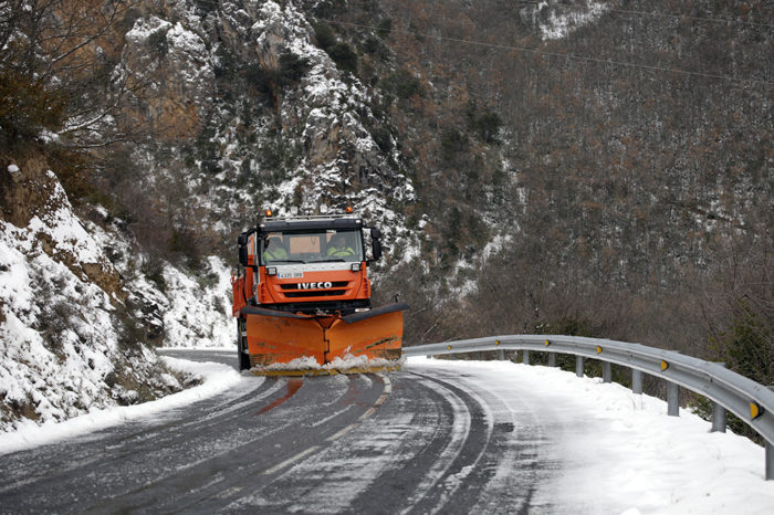 Movilizados cuatro quitanieves para eliminar el hielo de las carreteras riojanas