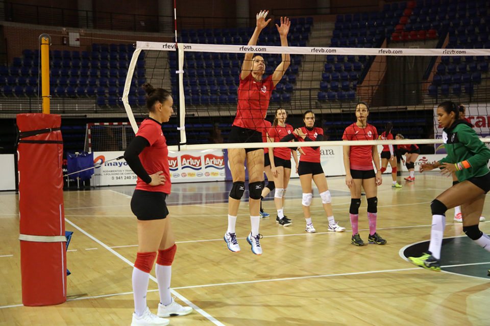 Las jugadoras del Minis, en un entrenamiento. / Clara Larrea