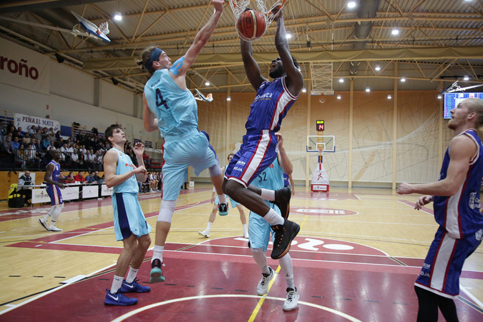 Moto, en acción ante Koon en Lobete. / Clara Larrea