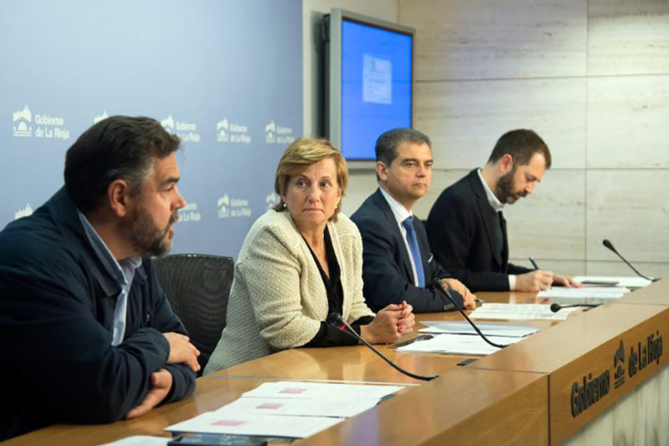 Oloff Sandstrom expone en rueda de prensa el informe junto a la consejera Leonor González Menorca. / NR