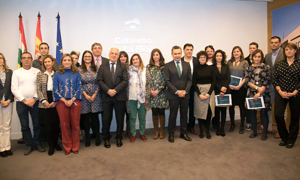 El presidente, con los participantes en el programa que facilita la inserción laboral de víctimas de violencia machista. / NR