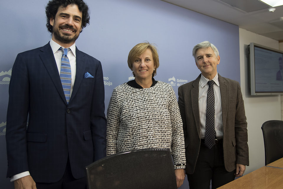 Pablo Sáinz Villegas, embajador de La Rioja, junto a González Menorca y Rodríguez Osés. / NR