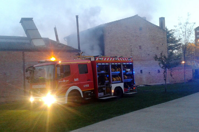 Los bomberos sofocan un pequeño incendio en una casa deshabitada en Logroño