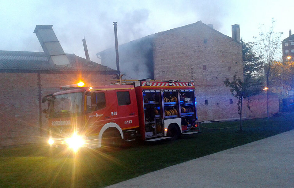 Un camión de bomberos, junto a la vivienda en donde se aprecia la salida del humo. /NR