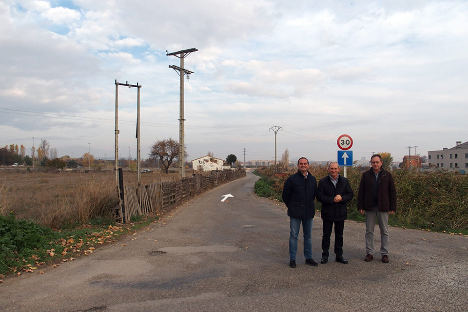 El concejal de Movilidad y el alcalde de Lardero han visitado el camino recién acondicionado. / NR