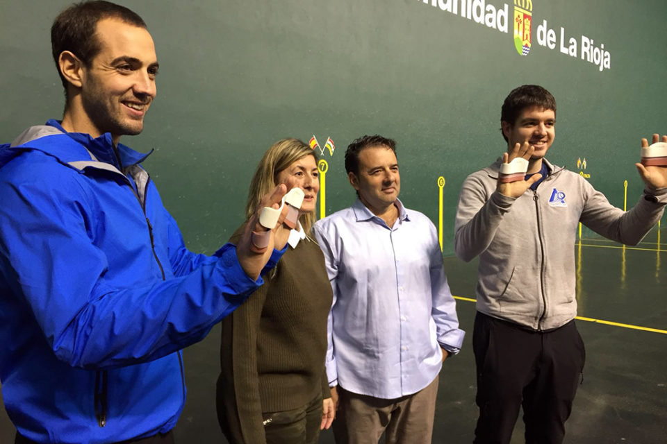 Los pelotaris David Merino e Iker Irribarria, junto a Ana Álvarez y Pedro García, en el frontón Adarraga. / Aspepelota